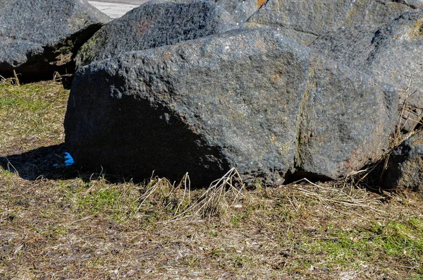 Sebuah Batu Besar Pinggir Jalan Dengan Tempat Untuk Teks Menyalin — Stok Foto