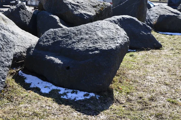 碑文のためのテキスト コピースペースの場所と道路脇の大きな石 — ストック写真