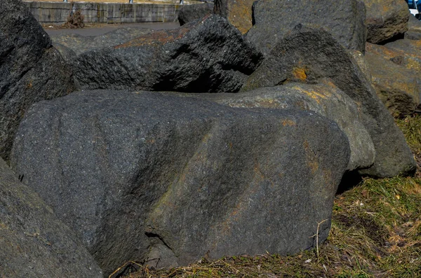 碑文のためのテキスト コピースペースの場所と道路脇の大きな石 — ストック写真