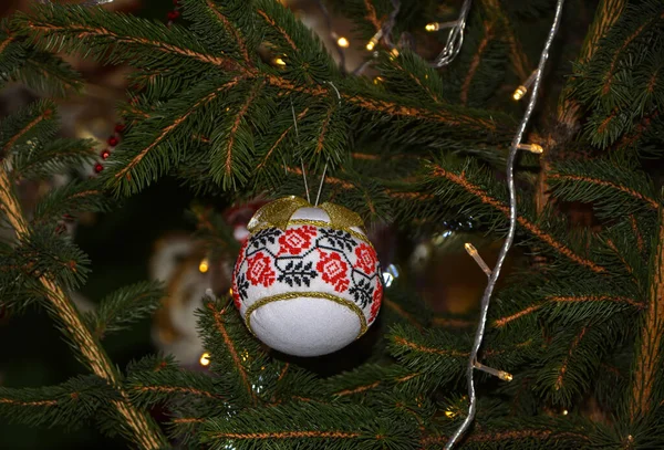 生きています ウクライナ 2022年12月 絵と手作りのクリスマスのおもちゃを丸めます 伝統的な民俗パターンの刺繍クリスマスボール クリスマスツリーの枝に装飾 — ストック写真
