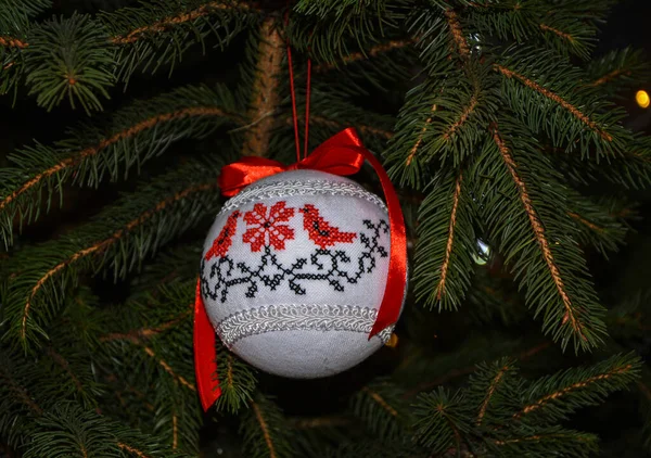 Lviv Wuine 2022年12月 带有图画的圆形手工制作的圣诞玩具 用传统的民间图案编织的圣诞球 圣诞树树枝上的装饰 — 图库照片
