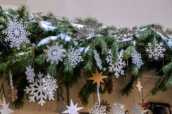 Noel Arkaplanı Köknar Dalları Altın Noel Baloları Köknar Ağacının Dalında — Stok fotoğraf