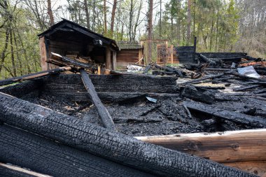 Yanan ahşap bir ev tarafından tamamen yakıldı. Yanan ahşap bir evin kalıntıları. .