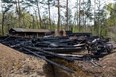 Yanan ahşap bir ev tarafından tamamen yakıldı. Yanan ahşap bir evin kalıntıları. .