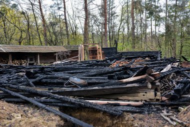 Yanan ahşap bir ev tarafından tamamen yakıldı. Yanan ahşap bir evin kalıntıları. .