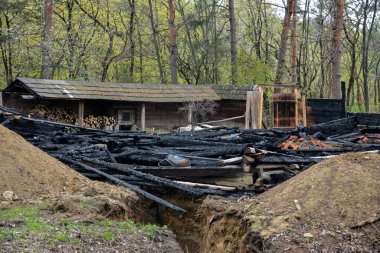 Yanan ahşap bir ev tarafından tamamen yakıldı. Yanan ahşap bir evin kalıntıları. .