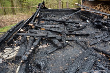 Yanan ahşap bir ev tarafından tamamen yakıldı. Yanan ahşap bir evin kalıntıları. .