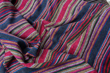Çizgili kumaş dokusu, kırmızı, beyaz ve mavi. El yapımı kumaş, çok renkli paralel parşömen dar şeritli. Çizgili yün kumaş el yapımı..