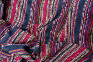 Çizgili kumaş dokusu, kırmızı, beyaz ve mavi. El yapımı kumaş, çok renkli paralel parşömen dar şeritli. Çizgili yün kumaş el yapımı..