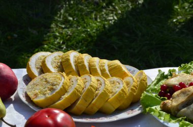 Ekmek, çörek ve ev yapımı sandviçler çok güzel bir sepetin içinde. Ev Tatili Yemek Sergisi. Kırsal gıda sergisi.