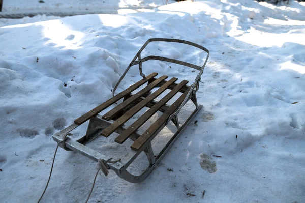 Old Children Sleds Standing Snow Winter Day Old Metal Sleigh — Stock Photo, Image