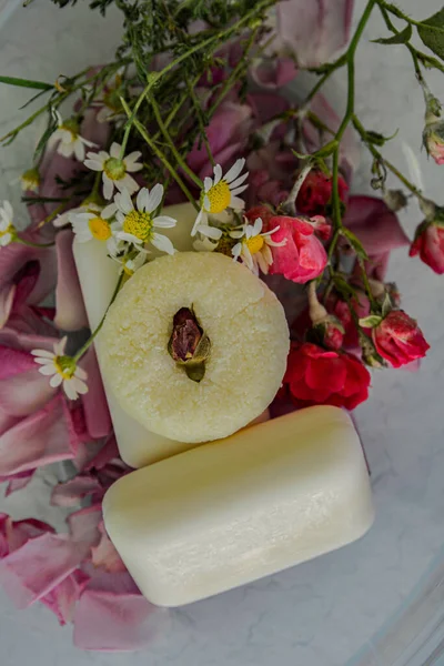 Kézzel Készített Szappan Rózsaszirmokkal Gyógykamillával Aromaolajjal Wellness Termékek Kozmetikumok Spa — Stock Fotó