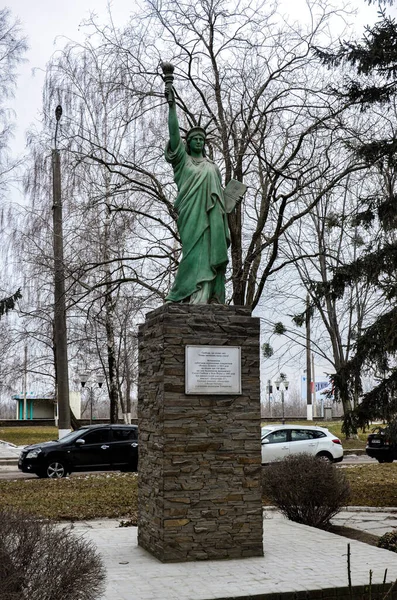 Zdolbuniv Rivne地区 乌克兰 2023年1月Volyn水泥公司Dickerhoff股份公司办公室附近自由女神像的复制品 — 图库照片