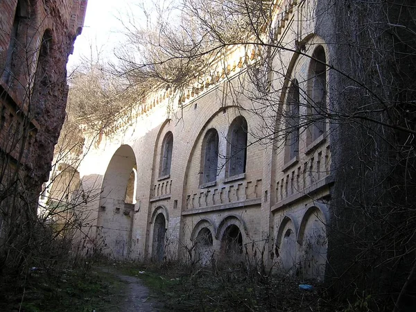 Terk Edilmiş Askeri Tarakaniv Kalesi (diğer isimler - Dubno Fort, New. Savunma yapısı, 19. yüzyılın mimari anıtı.