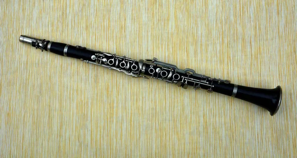 单簧管在白色背景上的特写 单簧管在桌子上的特写 单簧管乐器的特写 — 图库照片