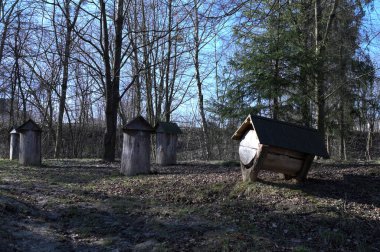Ahşap arı kovanları olan eski arılar. Samandan ve ağaçtan yapılmış yapay kovanları olan eski bir arı. Orta Avrupa 'da bir yerlerde bulunan eski arı kovanları..