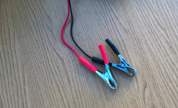 电池用衣针的端子是红色和黑色的 给汽车电池充电 充电器 — 图库照片