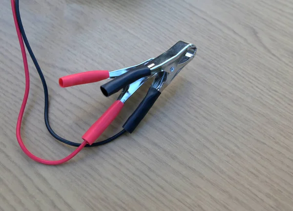 电池用衣针的端子是红色和黑色的 给汽车电池充电 充电器 — 图库照片