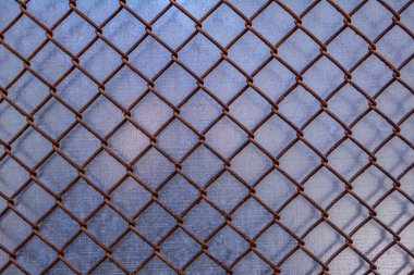 Köyde bir çit. Eski zincir zinciri, yeşil çimen tarlası arka planına sahip soyut çitler. Yumuşak, bulanık arkaplanı olan ön plana odaklan. Herhangi bir fon, özel mülk, spor alanı kavramı.