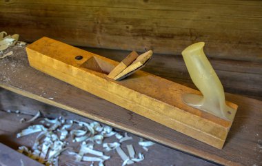 Talaşlı eski ahşap uçak. Uçak ve eski tahtalar. Geçmişi. Doku.