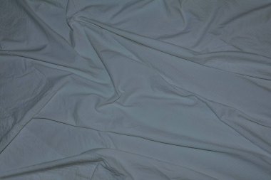 Arkaplan ve tasarım çalışmaları için kumaş dokusu, güzel buruşuk ipek ya da keten deseni. Yağmurluğun her renginde renkli kumaş. Buruşuk kumaşın dokusu..