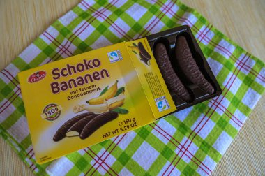 Lviv.Ukrayna. Mart 2023: Sör Charles Schoko Bananen marka ürün - poşetlerde köpüklü muz çikolatası.