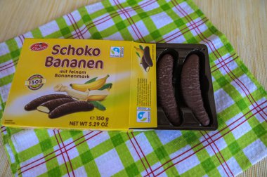 Lviv.Ukrayna. Mart 2023: Sör Charles Schoko Bananen marka ürün - poşetlerde köpüklü muz çikolatası.