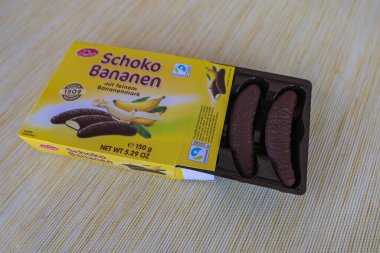 Lviv.Ukrayna. Mart 2023: Sör Charles Schoko Bananen marka ürün - poşetlerde köpüklü muz çikolatası.