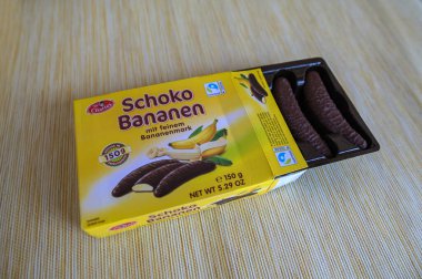 Lviv.Ukrayna. Mart 2023: Sör Charles Schoko Bananen marka ürün - poşetlerde köpüklü muz çikolatası.
