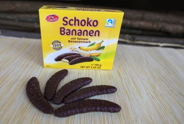 Lviv.Ukrayna. Mart 2023: Sör Charles Schoko Bananen marka ürün - poşetlerde köpüklü muz çikolatası.