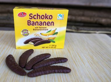 Lviv.Ukrayna. Mart 2023: Sör Charles Schoko Bananen marka ürün - poşetlerde köpüklü muz çikolatası.