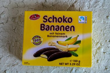 Lviv.Ukrayna. Mart 2023: Sör Charles Schoko Bananen marka ürün - poşetlerde köpüklü muz çikolatası.