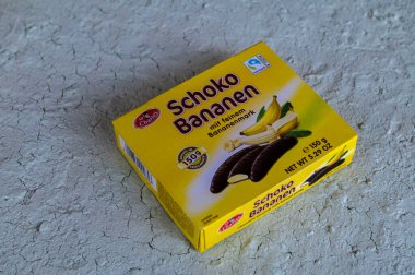 Lviv.Ukrayna. Mart 2023: Sör Charles Schoko Bananen marka ürün - poşetlerde köpüklü muz çikolatası.