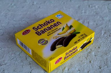 Lviv.Ukrayna. Mart 2023: Sör Charles Schoko Bananen marka ürün - poşetlerde köpüklü muz çikolatası.