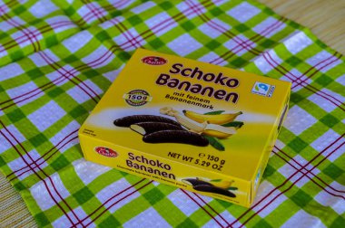 Lviv.Ukrayna. Mart 2023: Sör Charles Schoko Bananen marka ürün - poşetlerde köpüklü muz çikolatası.
