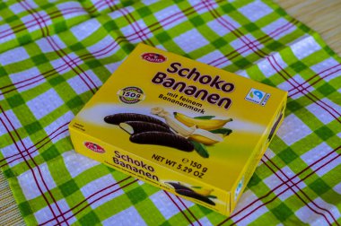 Lviv.Ukrayna. Mart 2023: Sör Charles Schoko Bananen marka ürün - poşetlerde köpüklü muz çikolatası.