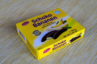 Lviv.Ukrayna. Mart 2023: Sör Charles Schoko Bananen marka ürün - poşetlerde köpüklü muz çikolatası.