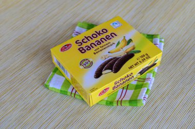 Lviv.Ukrayna. Mart 2023: Sör Charles Schoko Bananen marka ürün - poşetlerde köpüklü muz çikolatası.