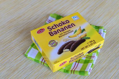 Lviv.Ukrayna. Mart 2023: Sör Charles Schoko Bananen marka ürün - poşetlerde köpüklü muz çikolatası.