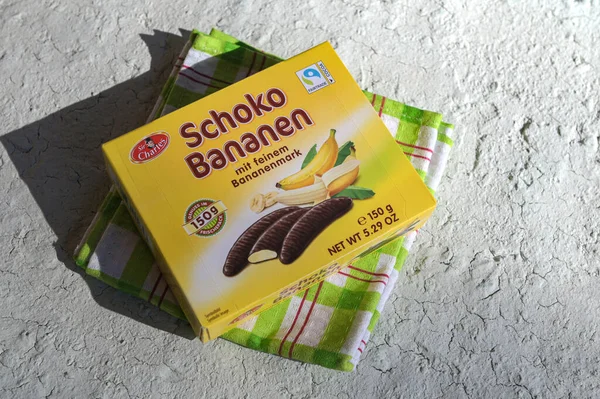 Lviv.Ukrayna. Mart 2023: Sör Charles Schoko Bananen marka ürün - poşetlerde köpüklü muz çikolatası.