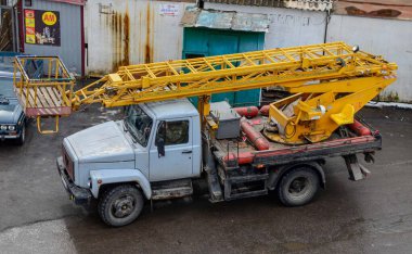 Yüksek irtifada çalışan işçiler için bumlu vinç ve sepeti kaldırmak için hidrolik ekipman.