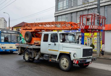 Yüksek irtifada çalışan işçiler için bumlu vinç ve sepeti kaldırmak için hidrolik ekipman.