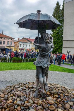 Drohobych, UKRAINE.Kasım 2022: Aşıklar Anıtı. Aşıklar yağmurdan bir şemsiye altında saklandılar.