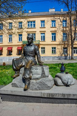 Ukrayna, Lviv - Ağustos 2022: Danylo Halytskyi meydanında Yuriy Frants Kulchytsky Anıtı. Ukrayna Kazak giysileri içinde bir adamın bronz granit heykeli (heykeltıraş Roman Kikta)