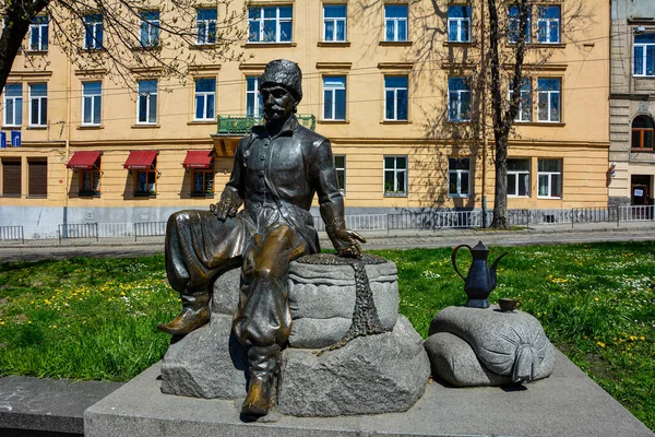 乌克兰 利沃夫 2022年8月 Danylo Halytskyi广场上的尤里叶火烈鸟纪念碑 一个身穿乌克兰哥萨克服装的人的青铜花岗岩雕塑 雕塑家罗马基塔 — 图库照片