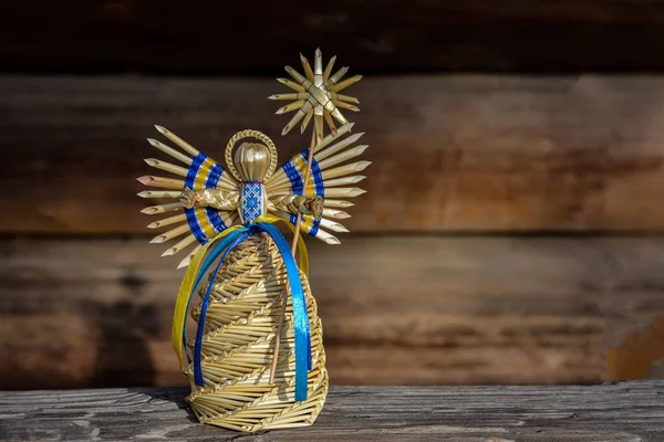 わら人形 スラブの手作り人形はお守り 幸福と家庭のシンボルです ミコラ オゴロドニク ウクライナの民俗芸術のマスター ロイヤリティフリーのストック写真
