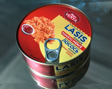 Lviv, Ukrayna. Nisan 2023 Konserve balığını aç. Tütsülenmiş somon filetosu ve konserve ton balığı..