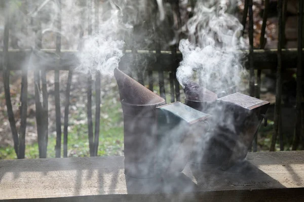 Fumigación Abejas Chimenea Para Parpadear Abejas Herramienta Del Apicultor Fumador — Foto de Stock