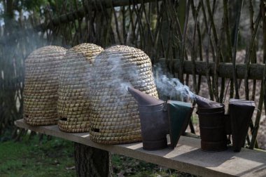 Geleneksel kubbe şeklinde örülmüş arı kovanları. Ders için kopya alanı olan geleneksel bir kubbeli arı kovanı. Saman kovanından yapılmış eski tip arı kovanı..