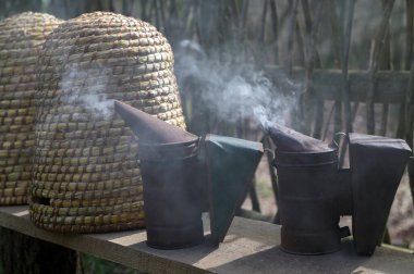 Geleneksel kubbe şeklinde örülmüş arı kovanları. Ders için kopya alanı olan geleneksel bir kubbeli arı kovanı. Saman kovanından yapılmış eski tip arı kovanı..